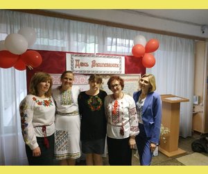 Вчителі та учні СЗШ №222 вітають всіх з Днем Вишиванки